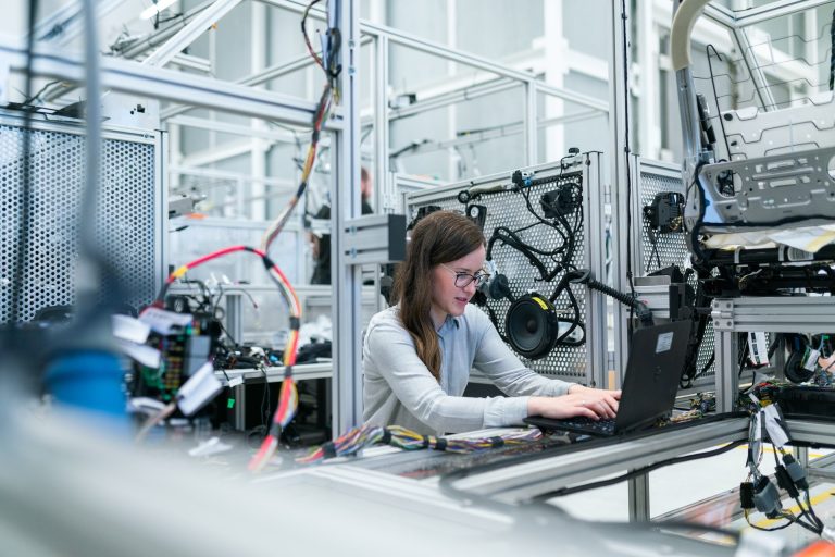 how-to-make-manufacturing-more-appealing-on-social-media