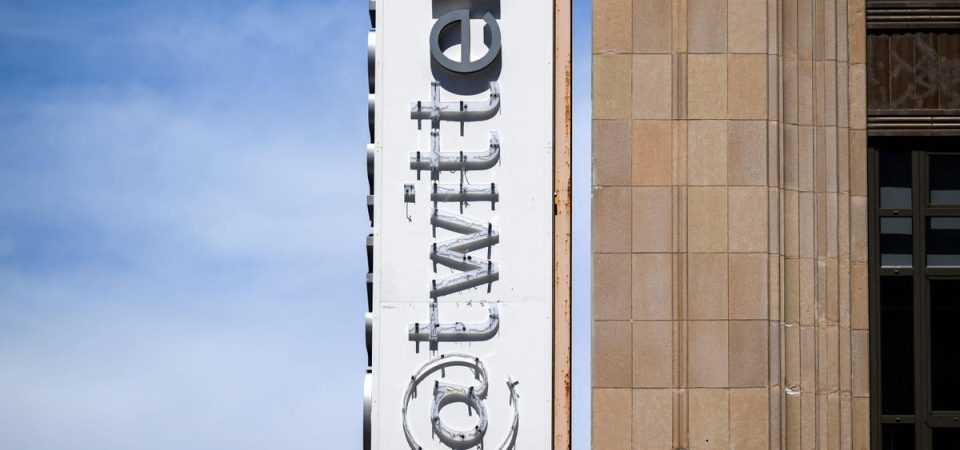 twitter-hq-sign-just-says-‘er’-after-police-interrupt-rebranding