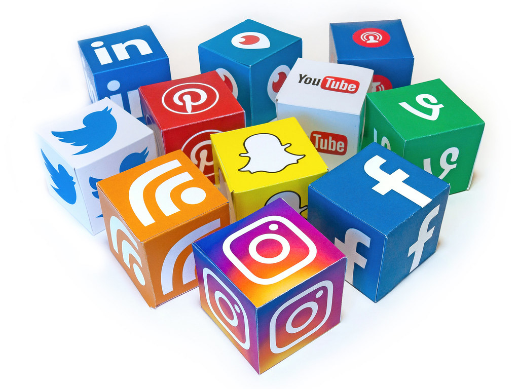 The Benefits and Drawbacks of Social‍ Media ⁢Subscriptions: ⁣Exploring the Pros and Cons